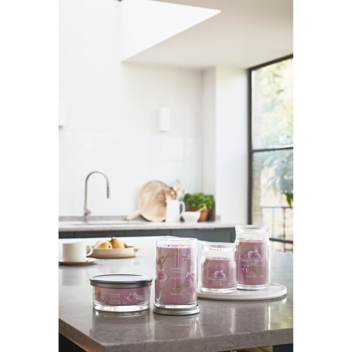 Mehrere Wild Orchid Kerzen von Yankee Candle auf Küchenarbeitsplatte