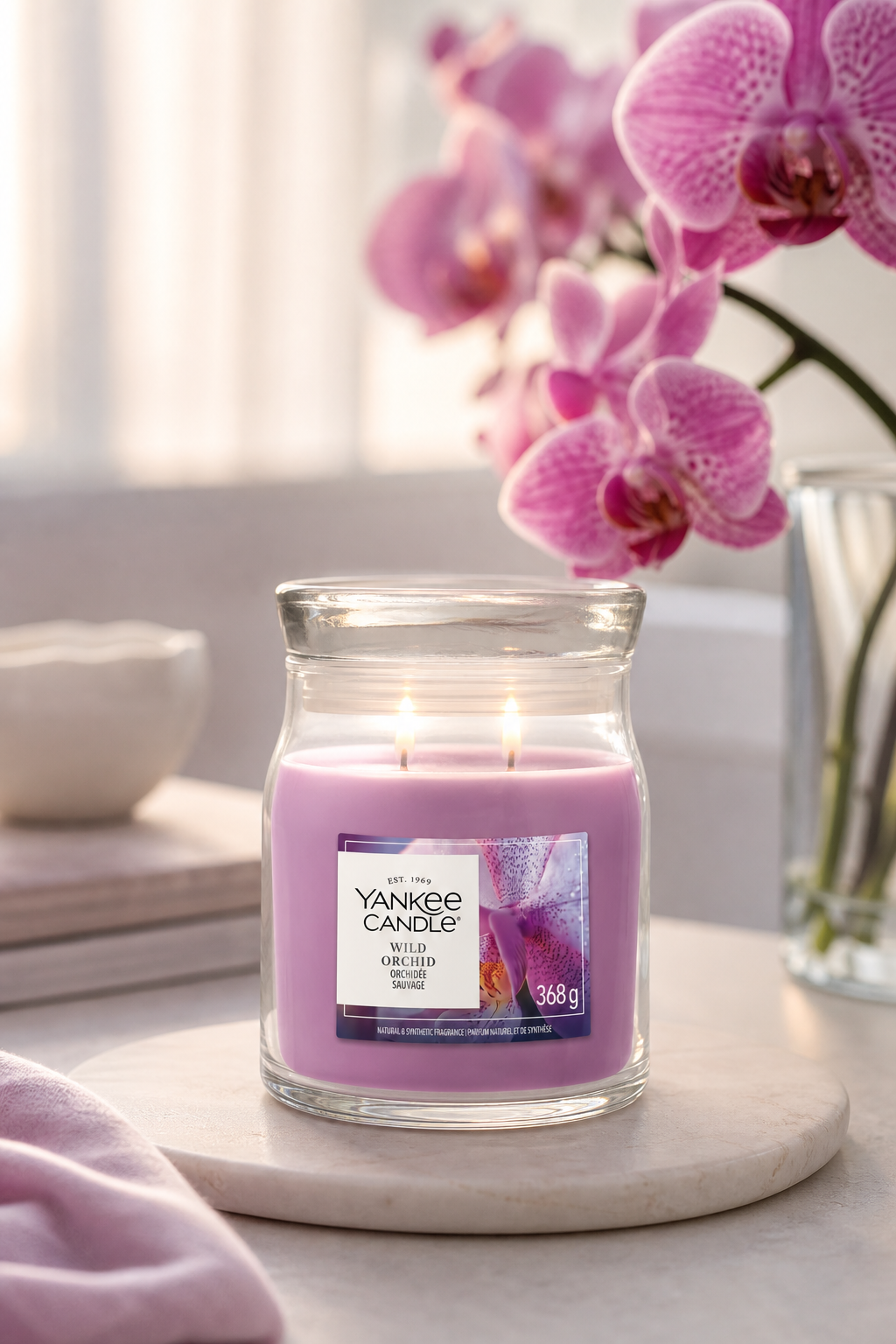 Wild Orchid Signature Medium Jar 368g 2-Docht in einer stimmungsvollen Anwendungsszene