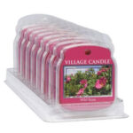 Mehrere verpackte Village Candle Wild Rose Duftwachse in einer Kunststoffhalterung