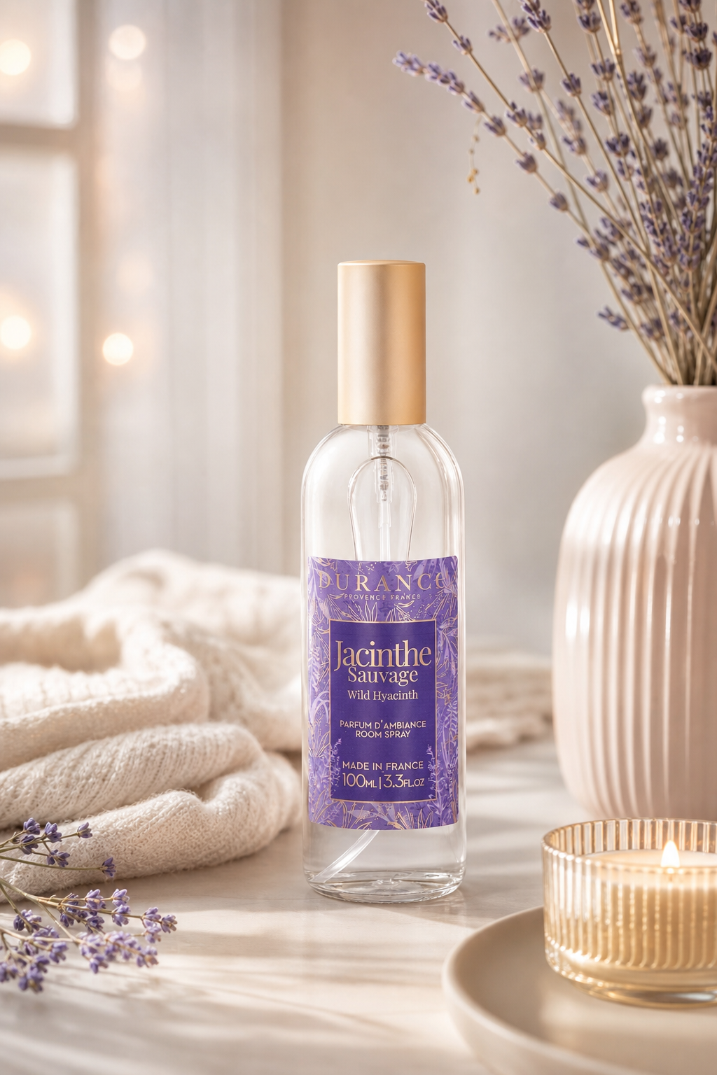 Wilde Hyazinthe Raumspray 100ml – Stimmungsbild Wilde Hyazinthe Raumspray 100ml in einer stimmungsvollen Anwendungsszene