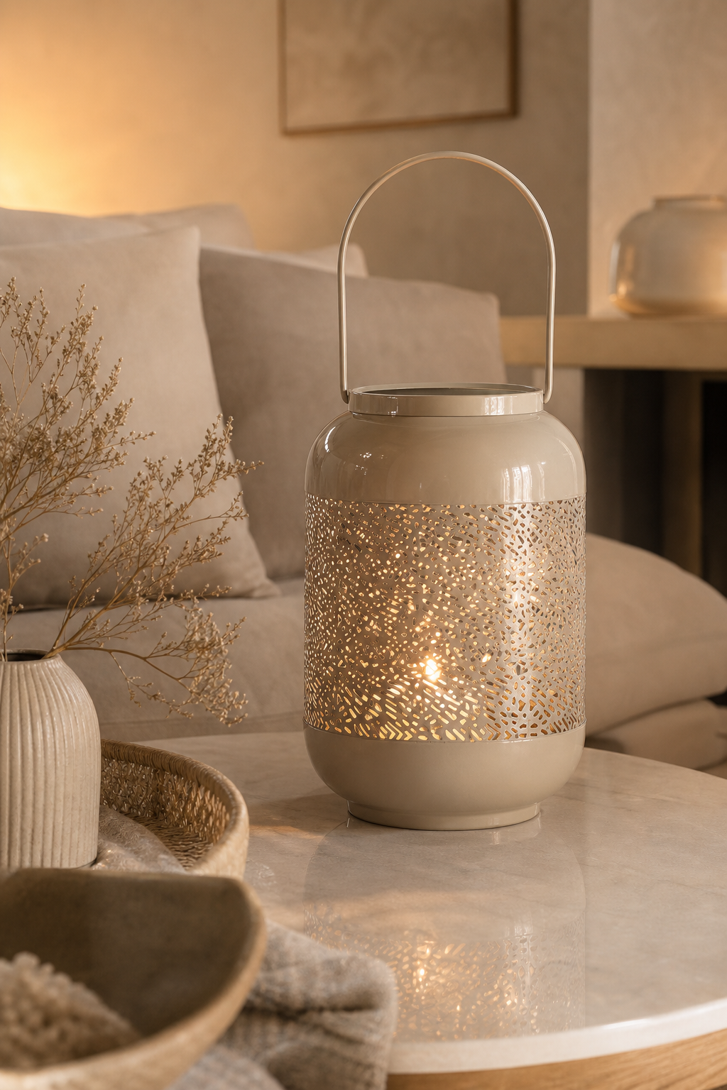 Windlicht Minello 28cm beige in einer stimmungsvollen Anwendungsszene