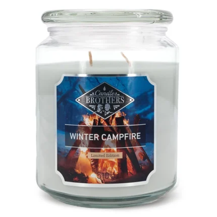 Weiße Winter-Campfire-Duftkerze im Glas mit Deckel und Etikett