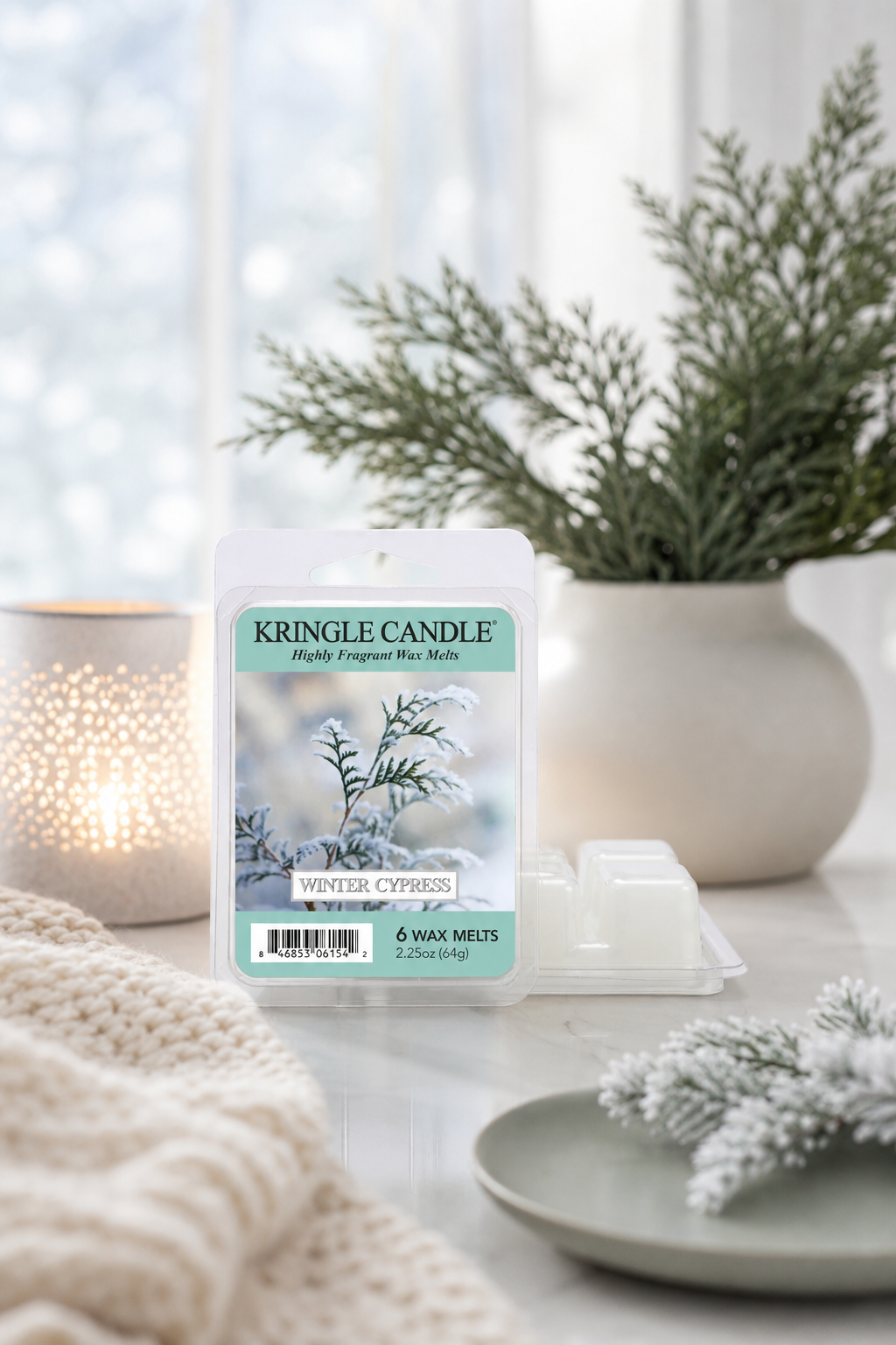 Winter Cypress Wax Melts 64g in einer stimmungsvollen Anwendungsszene