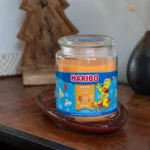 Haribo Winter Fun Duftkerze auf einer Schale in winterlicher Wohnumgebung
