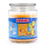 Frontansicht der Haribo Winter Fun Duftkerze mit Wintermotiv und zwei Dochten