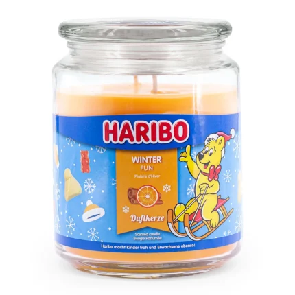 Frontansicht der Haribo Winter Fun Duftkerze mit Wintermotiv und zwei Dochten