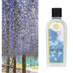 Flasche Ashleigh & Burwood Wisteria & White Woods Lamp Fragrance vor Blütenmotiv