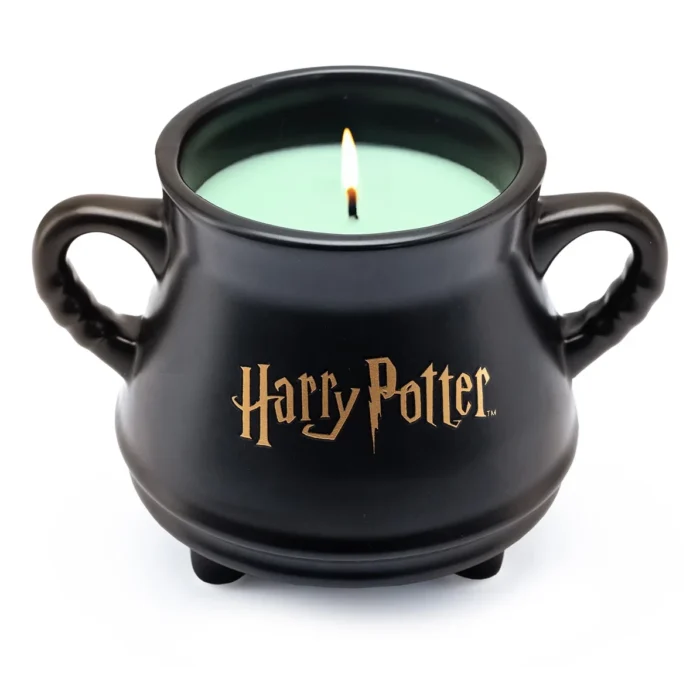Brennende Harry Potter Kerze in schwarzem Kesselförmigem Gefäß mit zwei Henkeln