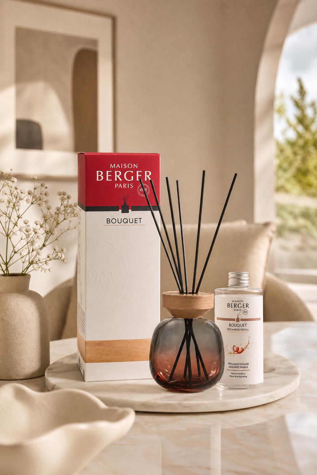Raumduft-Diffuser mit Verpackung und Nachfüllflasche auf einem Tisch im Wohnraum