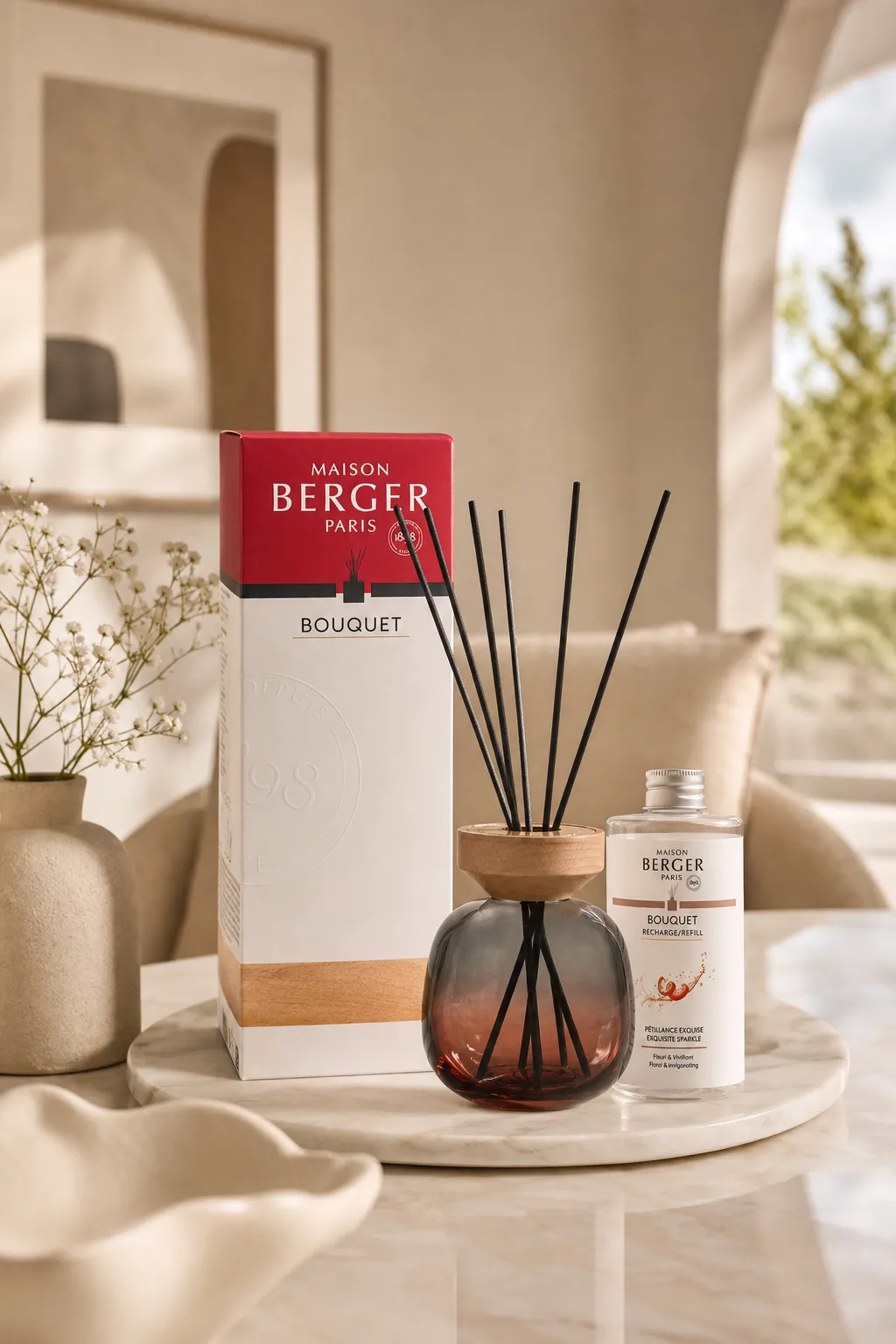 Diffuser im Wohnraum Raumduft-Diffuser mit Verpackung und Nachfüllflasche auf einem Tisch im Wohnraum