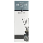 Raumduft-Diffuser mit Verpackung und Nachfüllflasche auf einem Tablett