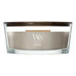 Nahaufnahme der WoodWick Wood Smoke Kerze mit sichtbarem Holzdeckel