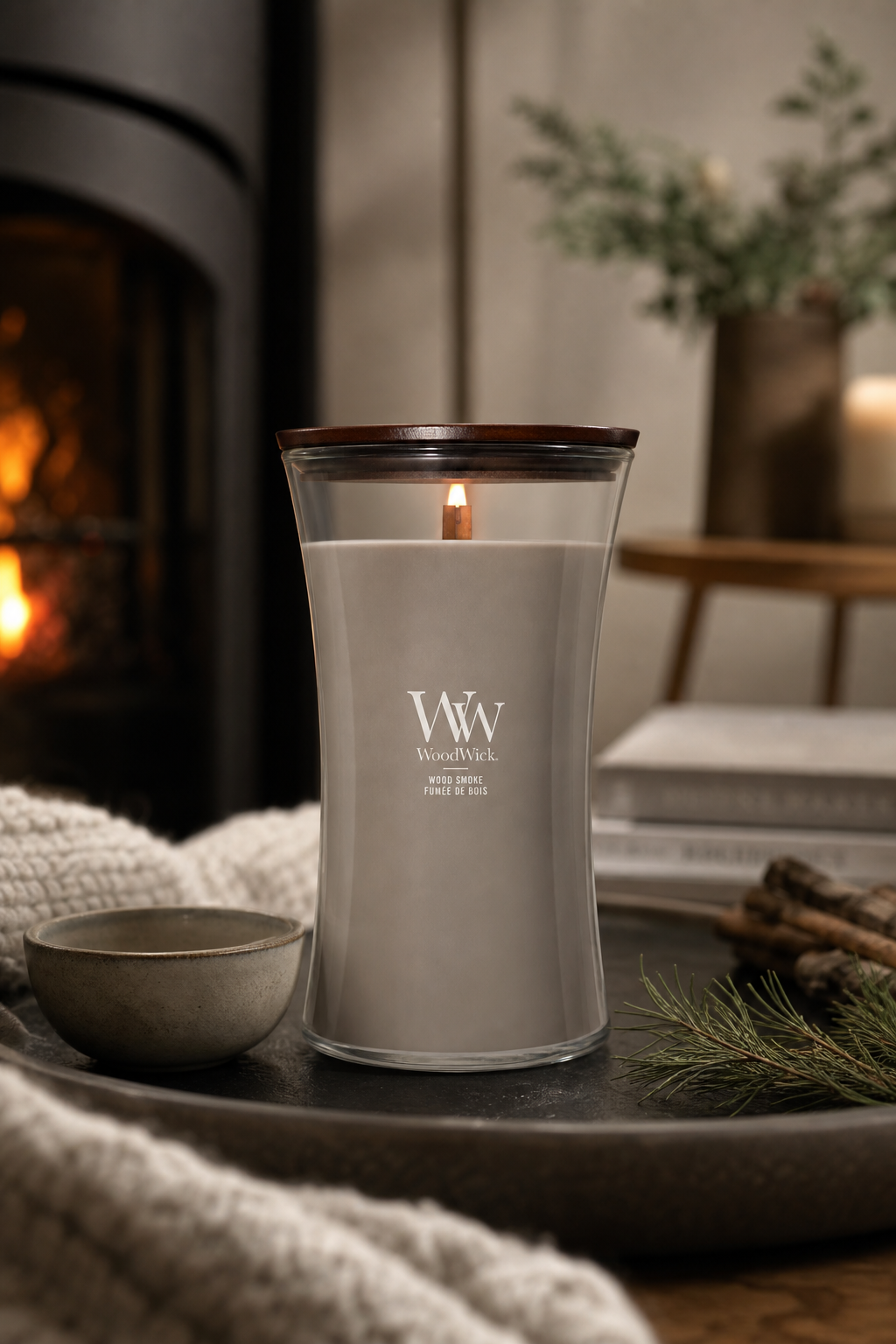 Brennende WoodWick Wood Smoke Kerze im Glas auf einem Wohnzimmertisch