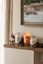 Yankee Candle Glasvotivkerze Woodland Weekend Memories neben zwei weiteren Kerzen