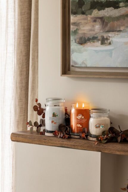 Yankee Candle Glasvotivkerze Woodland Weekend Memories neben zwei weiteren Kerzen