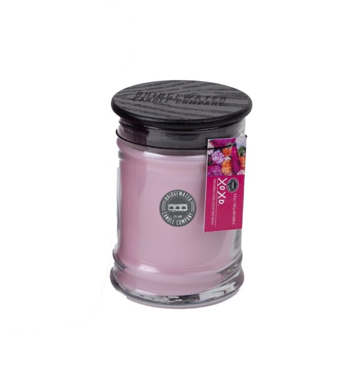 Rosa XoXo Duftkerze im Glas mit schwarzem Deckel und seitlichem Etikett