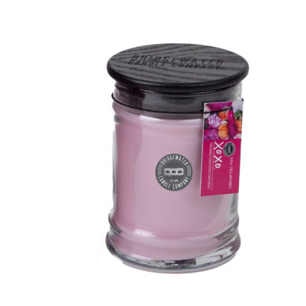 Rosa XoXo Duftkerze im Glas mit schwarzem Deckel und Blumenetikett
