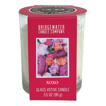 Frontansicht der verpackten XOXO Glasvotivkerze mit Blumenmotiv