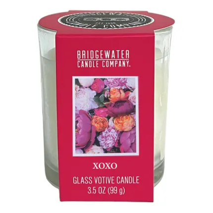 Frontansicht der verpackten XOXO Glasvotivkerze mit Blumenmotiv