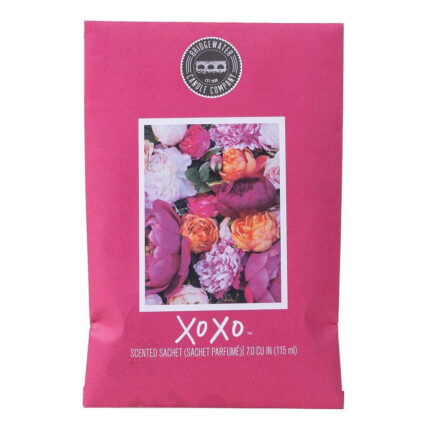 Vorderseite des pinken XoXo Duftsachets mit Blumenmotiv und Bridgewater-Logo