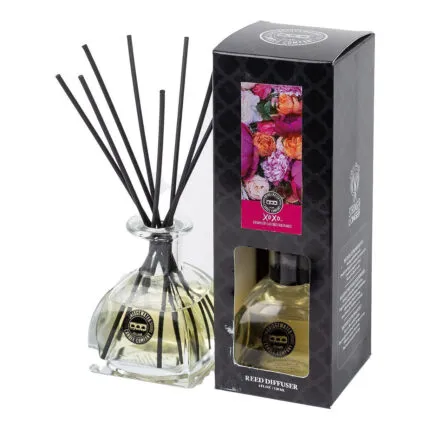 XoXo Reed Diffuser mit schwarzen Duftstäbchen neben bedruckter Verpackung