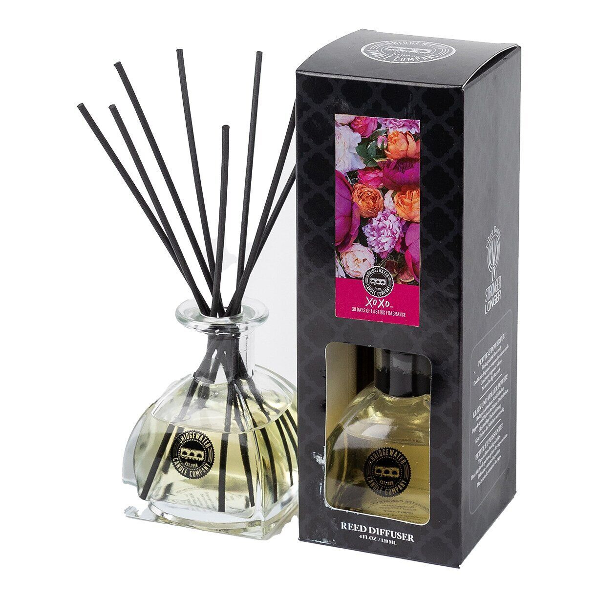 XoXo Reed Diffuser und Verpackung XoXo Reed Diffuser mit schwarzen Duftstäbchen neben bedruckter Verpackung