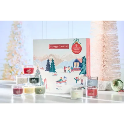 Yankee Candle Geschenkset mit neun Mini-Votivkerzen vor weihnachtlicher Verpackung