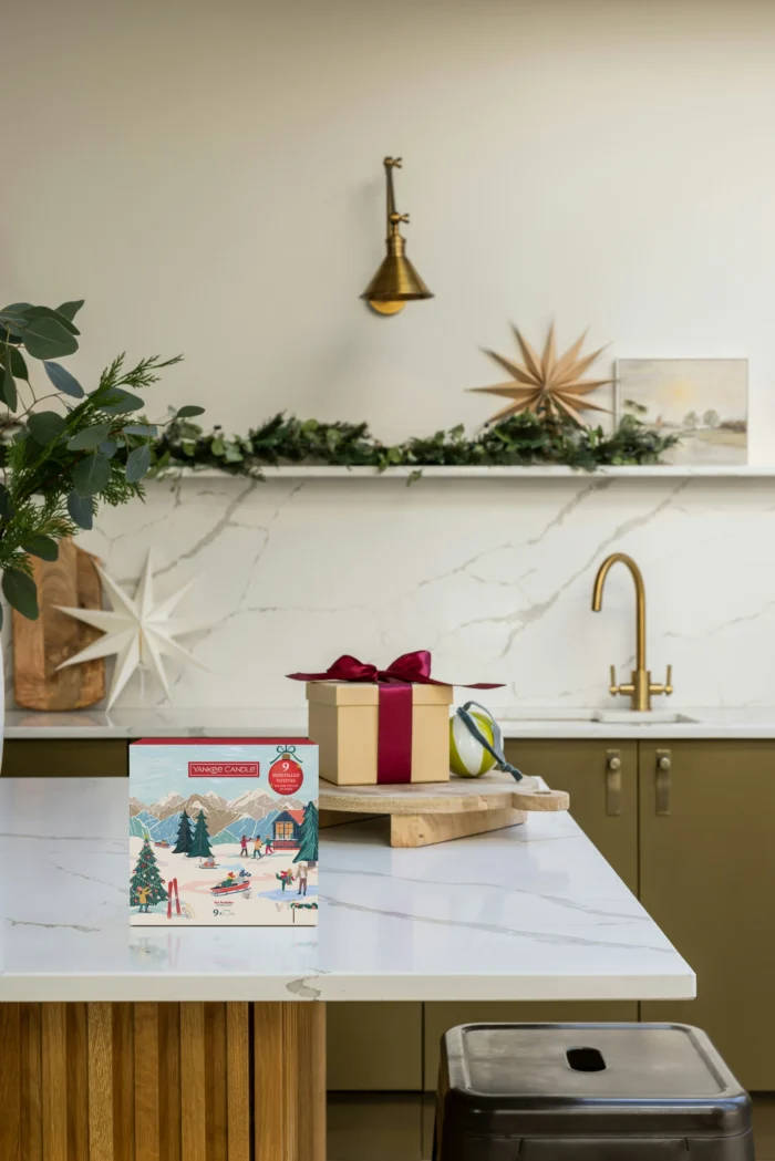 Yankee Candle Geschenkset mit weihnachtlicher Verpackung auf Küchenarbeitsfläche