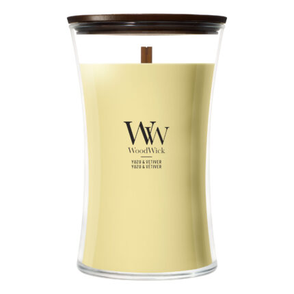 Frontansicht einer WoodWick Yuzu & Vetiver Kerze im Glas