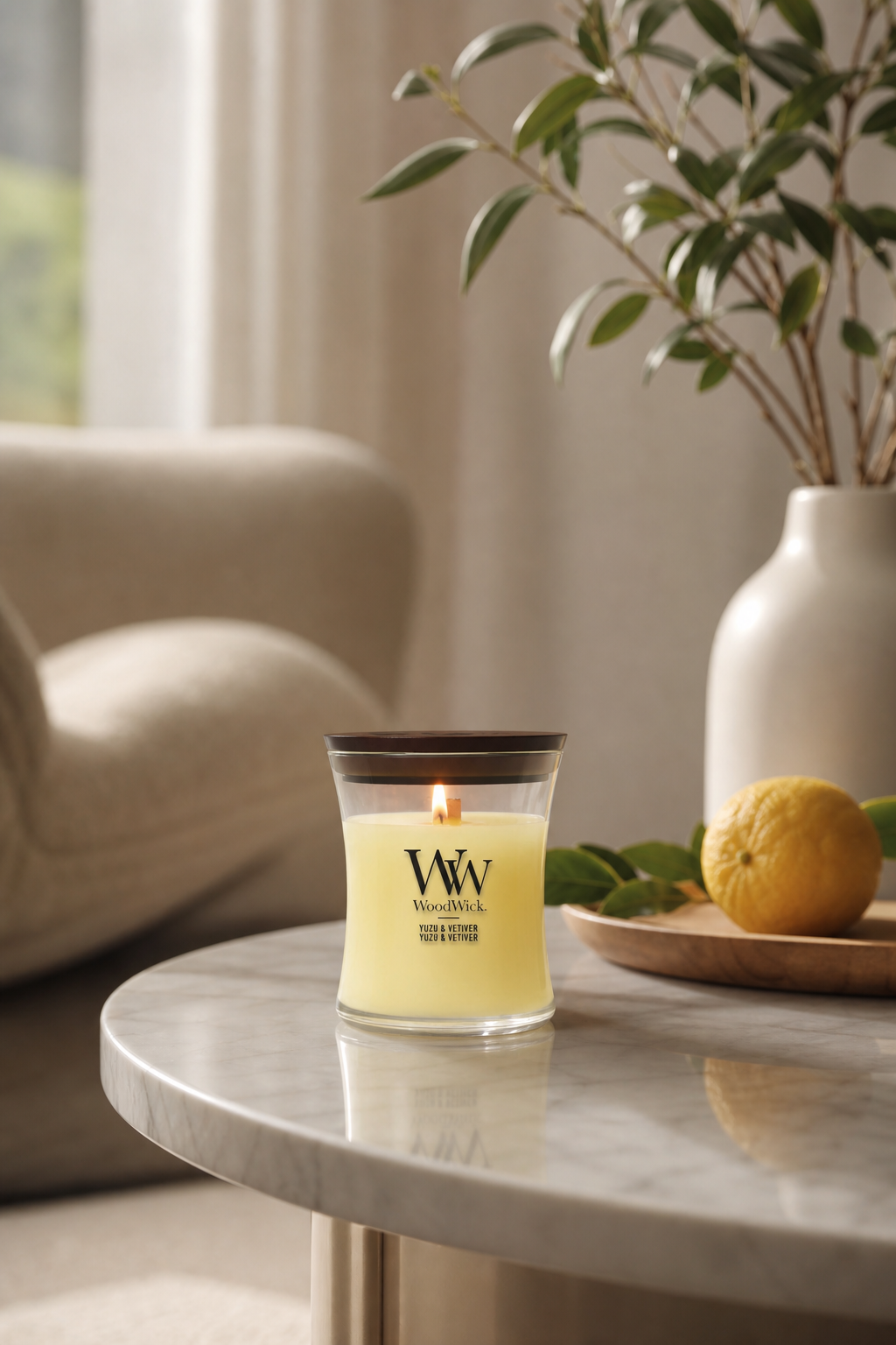 Brennende WoodWick Yuzu & Vetiver Kerze auf einem Wohnzimmertisch