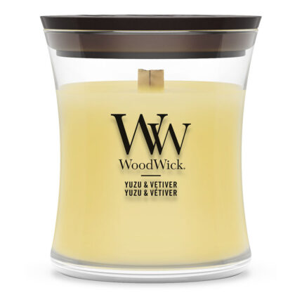 WoodWick Yuzu & Vetiver Kerze im Glas vor weißem Hintergrund