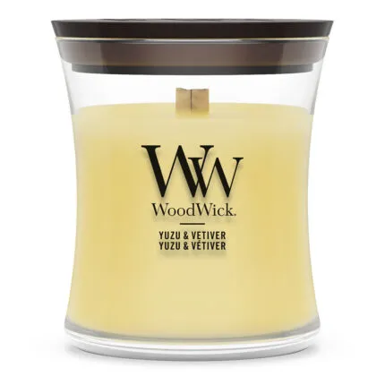 WoodWick Yuzu & Vetiver Kerze im Glas vor weißem Hintergrund