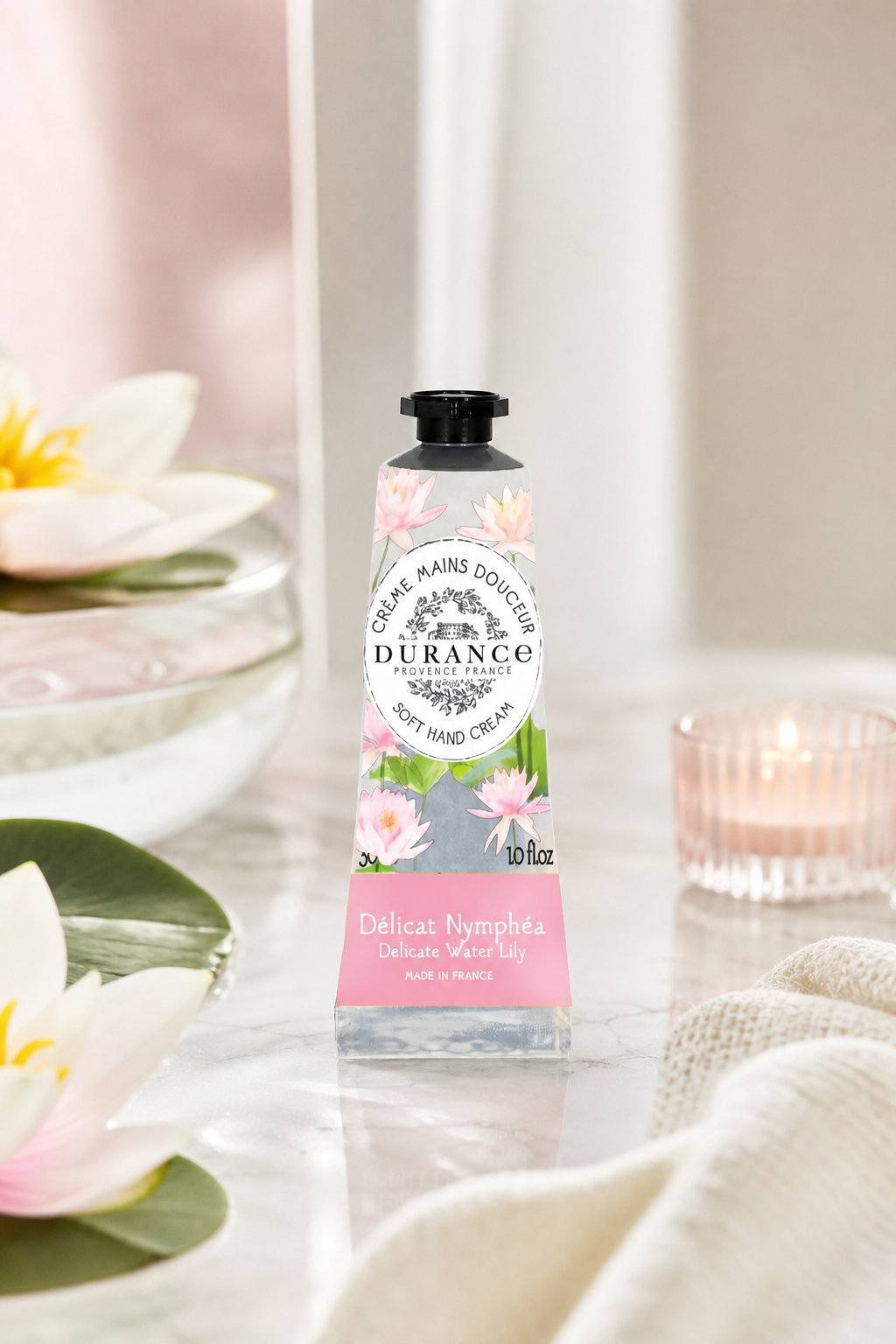Zarte Seerose Handcreme 30ml – Stimmungsbild Zarte Seerose Handcreme 30ml in einer stimmungsvollen Anwendungsszene