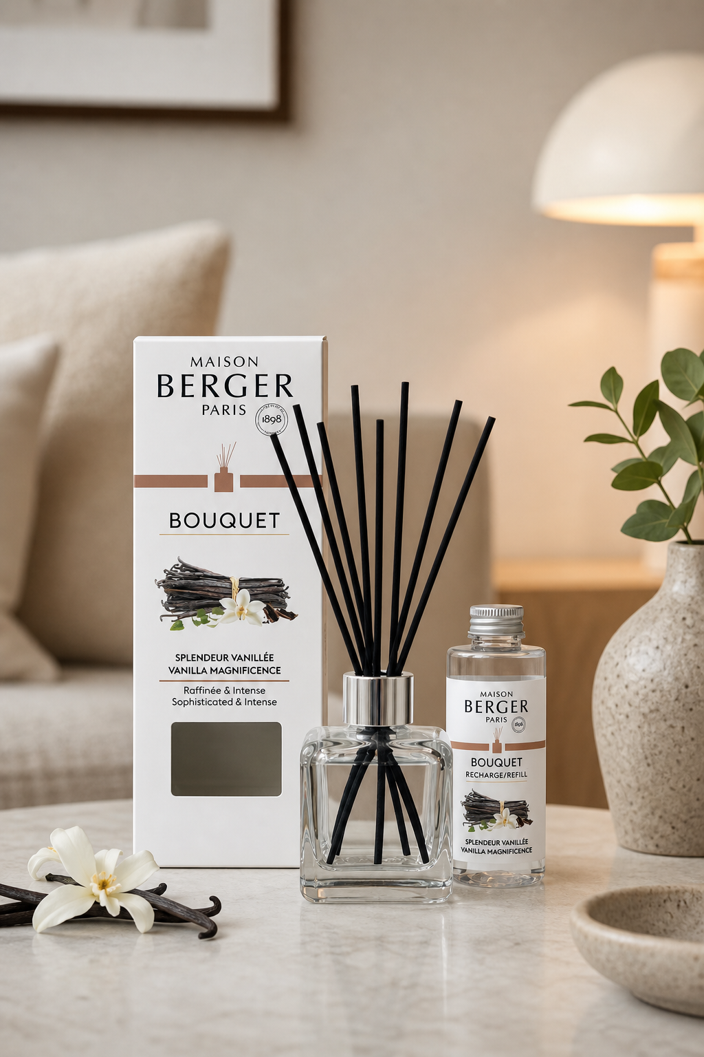 Diffuser mit Verpackung und Nachfüllflasche auf einem Tisch im Wohnraum