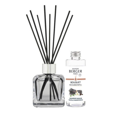 Diffuser mit schwarzen Stäbchen neben einer Nachfüllflasche
