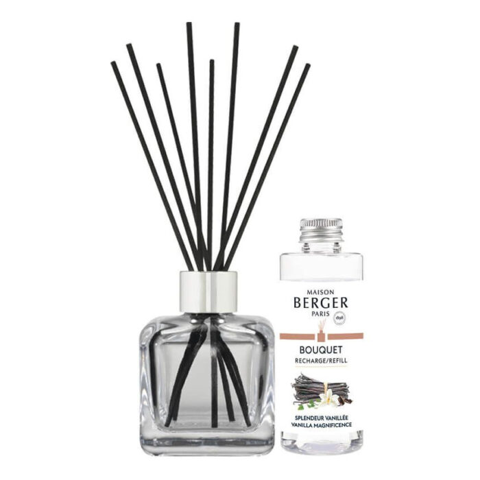 Diffuser mit schwarzen Stäbchen neben einer Nachfüllflasche