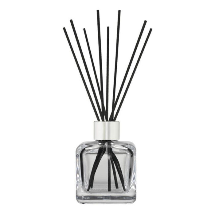 Klarer Diffuser mit mehreren schwarzen Duftstäbchen