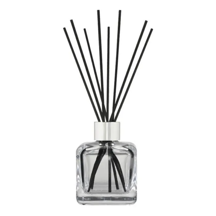 Klarer Diffuser mit mehreren schwarzen Duftstäbchen