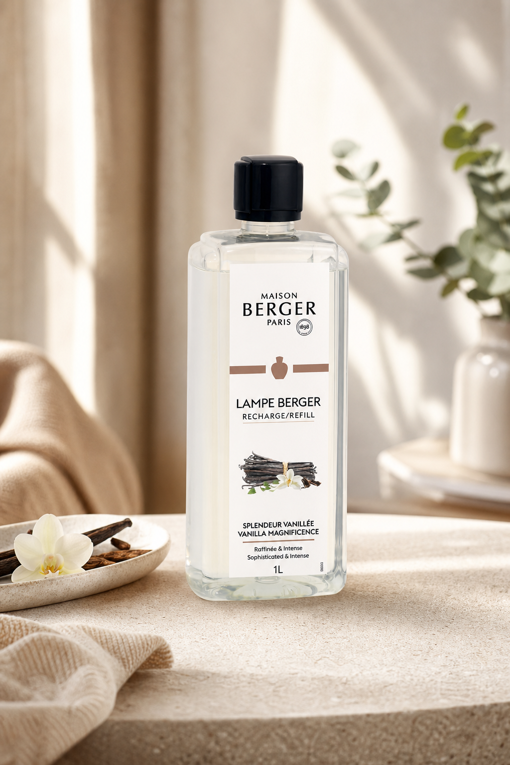 Maison Berger Vanille-Nachfüllflasche steht auf einer Fläche neben Vanilleschote und Blüte