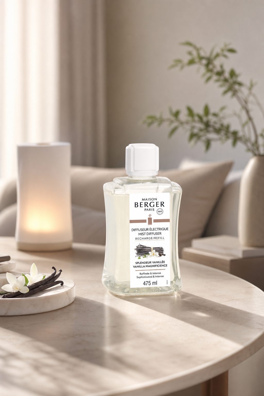 Maison Berger Vanille-Nachfüller auf einem Tisch neben Vanilleschoten und Blüten