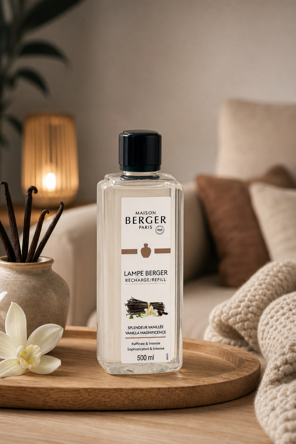 Maison Berger Nachfüllflasche steht auf einem Holztisch neben einem Raumduft-Diffusor