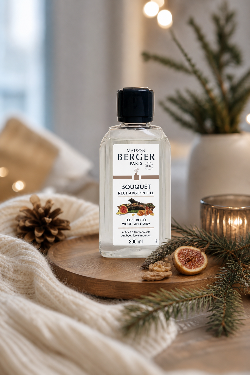Maison Berger Nachfüllflasche auf Holztisch mit Tannenzweigen und Dekoration