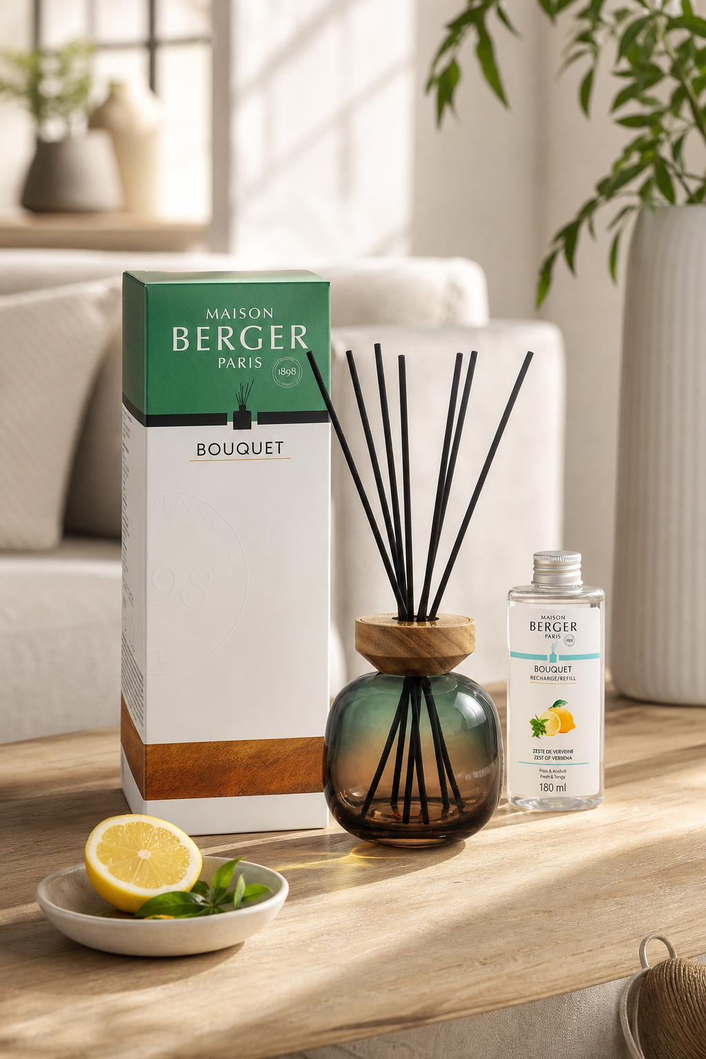 Raumduft-Diffuser mit Verpackung und Nachfüllflasche auf einem Tisch