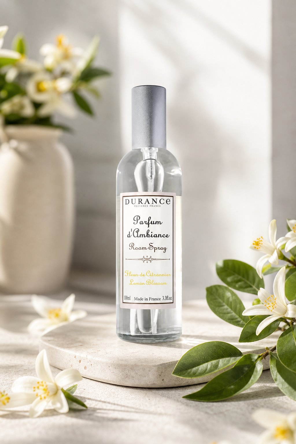 Zitronenblüte Raumspray 100ml in einer stimmungsvollen Anwendungsszene