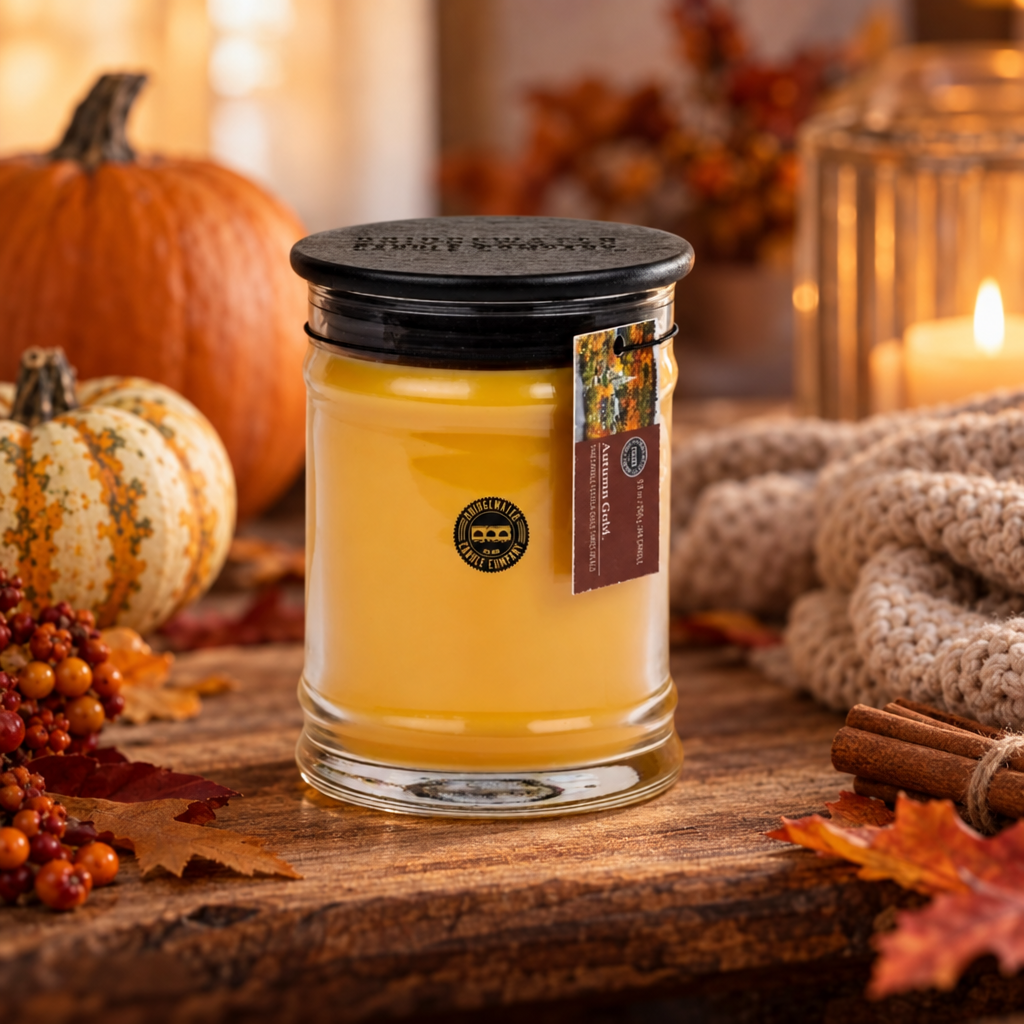 Bridgewater Candle Duftkerze in herbstlicher Wohnzimmertisch-Umgebung